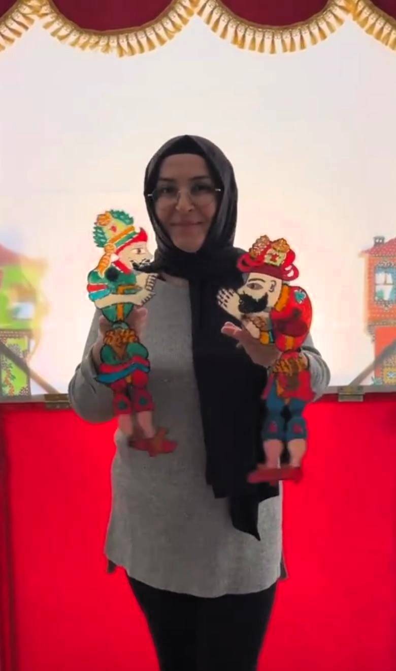 Meral Tugan'dan Hacivat Karagöz pozu 1